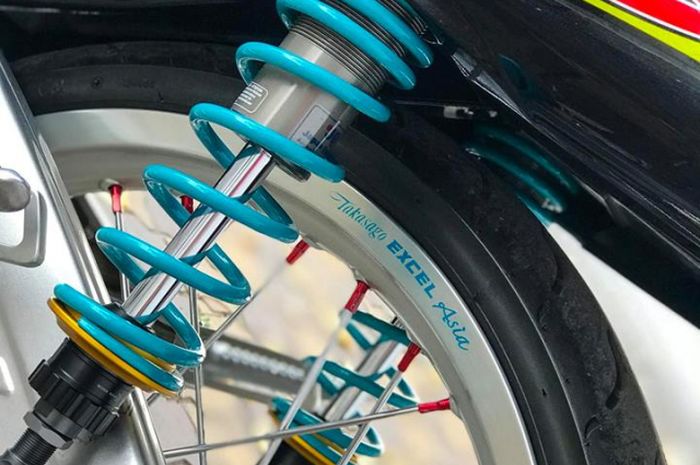 Ilustrasi sokbreker belakang motor