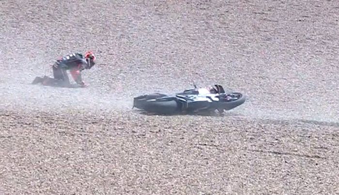 Marco Bezzecchi terjatuh saat mengerem di tikungan pertama sirkuit Sachsenring, Jerman