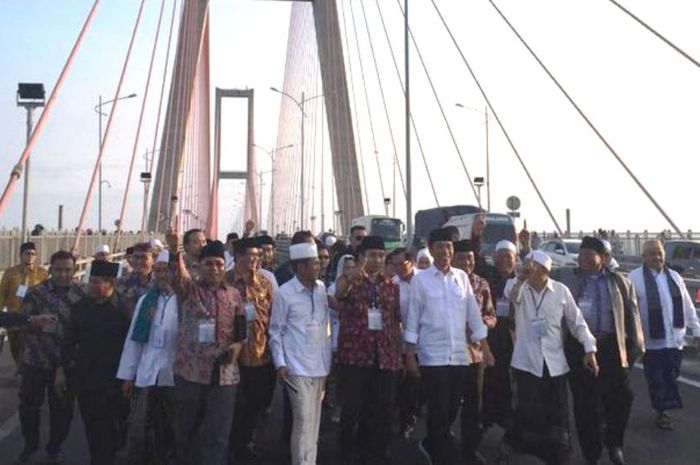 Presiden Joko Widodo meresmikan pembebasan tarif Jembatan Suramadu, Sabtu (27/10/2018).