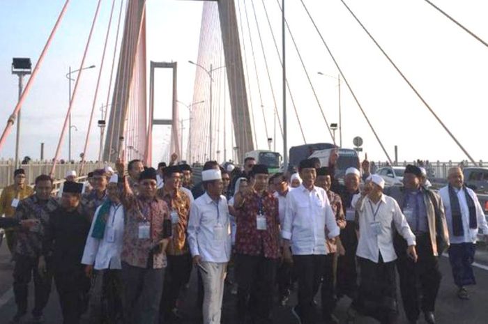 Presiden Joko Widodo meresmikan pembebasan tarif Jembatan Suramadu, Sabtu (27/10/2018).