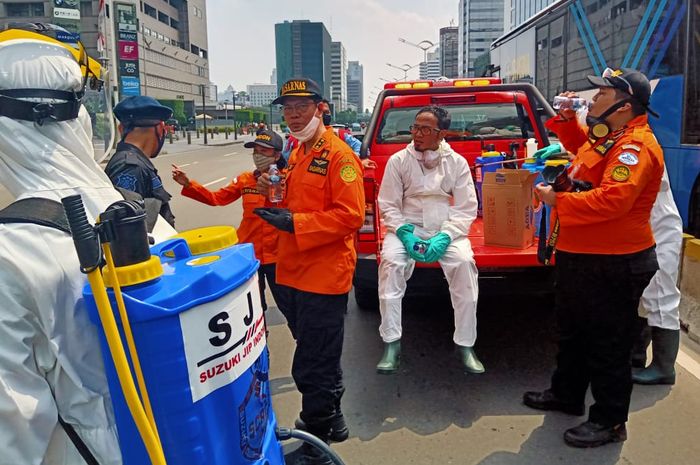 Basarnas dibantu IOF Pengda Jakarta dan Komunitas Off-road dalam penyemprotan desinfektan.