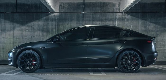 Tesla Model 3 pakai kelir hitam doff