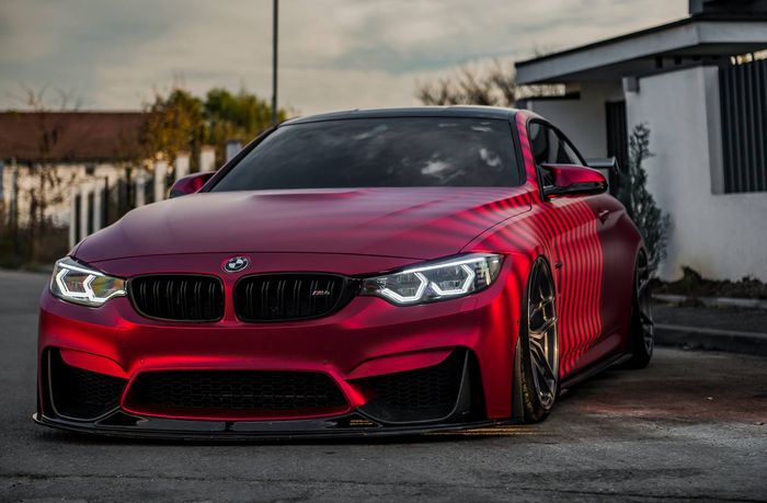 Modifikasi BMW M4 dibalut jubah merah satin dan body kit serat karbon