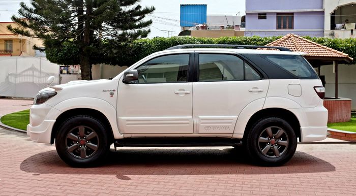 Tampilan samping Toyota Fortuner lama garapan KitUp Automotif
