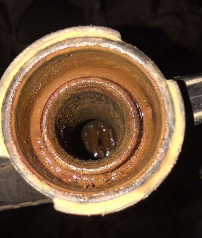 Bila terlihat banyak kerak coklat di sekitar lubang pemasukan cairan radiator, tanda sudah terjadi korosi pada komponen logam di dalam saluran pendingin