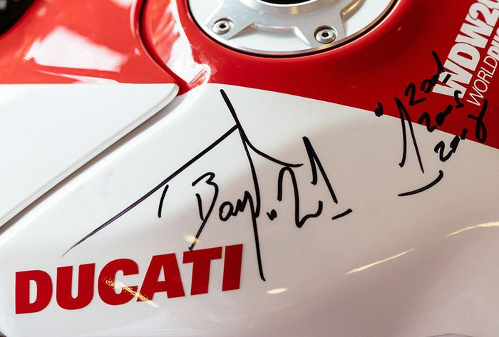 Tanda tangan Troy Bayliss di Ducati Panigale V4 S