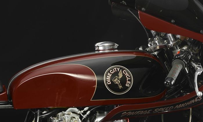 Tangki ramping meniru lansiran lawas Ducati