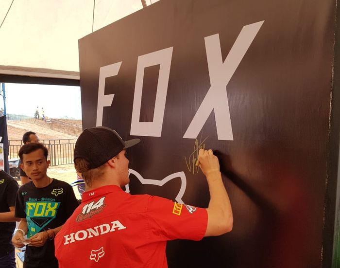 Vaessen Bas tandangan tangan hall of fame Fox di MXGP Semarang