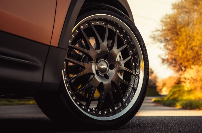 Mercedes-AMG GLB 35 ditopang pelek model Y-Spoke berwarna dual-tone