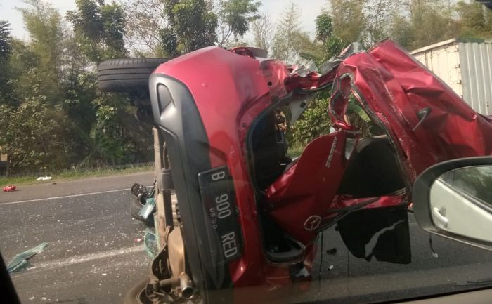 Mazda2 terlibat kecelakaan setelah tabrak buntut truk