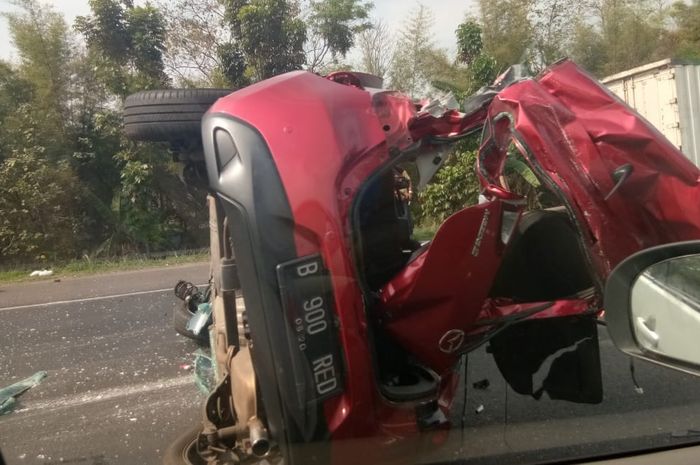 Mazda2 terlibat kecelakaan setelah tabrak buntut truk