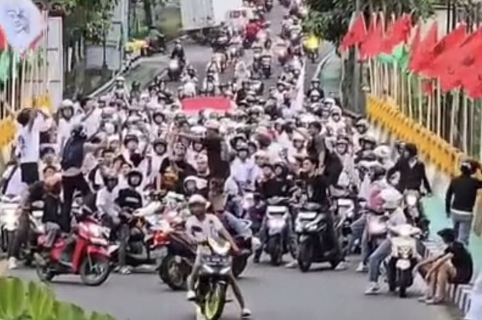 Jembatan Ngasinan Wonosobo penuh sesak ulah pelajar bermotor