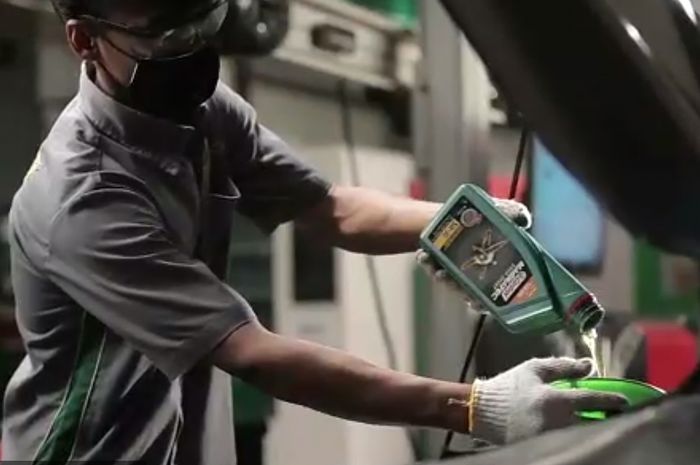 Ilustrasi ganti oli di bengkel Castrol CBWS
