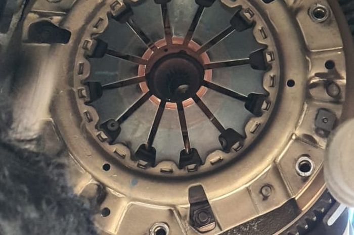 Ilustrasi komponen kopling mobil bertransmisi manual mengalami keausan 