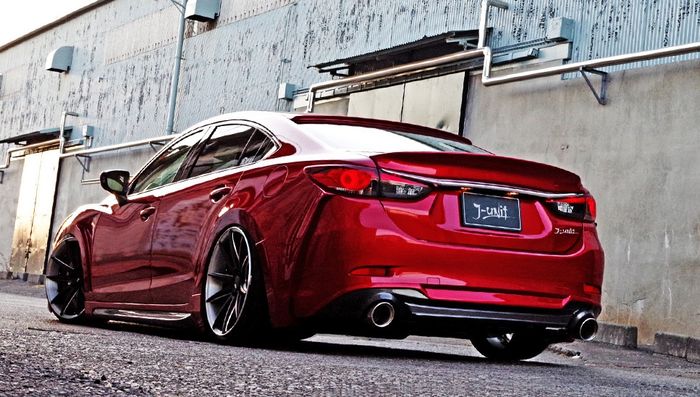 Tampilan belakang modifikasi Mazda6