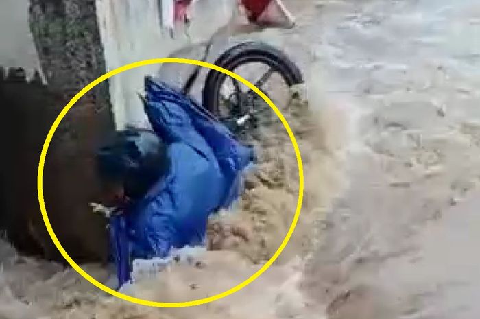 Pengendara motor terbawa arus banjir hingga meninggal dunia di Kota Cimahi, Selasa (21/4/2020)