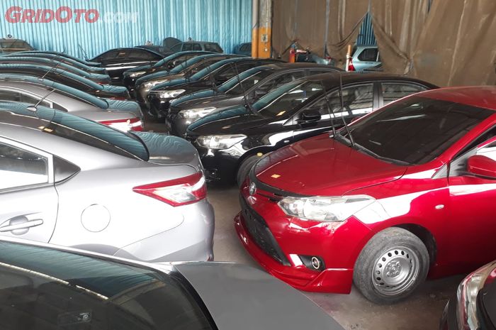 Stok mobil bekas eks taksi di Pool Bluebird Cijantung, Jakarta Timur.