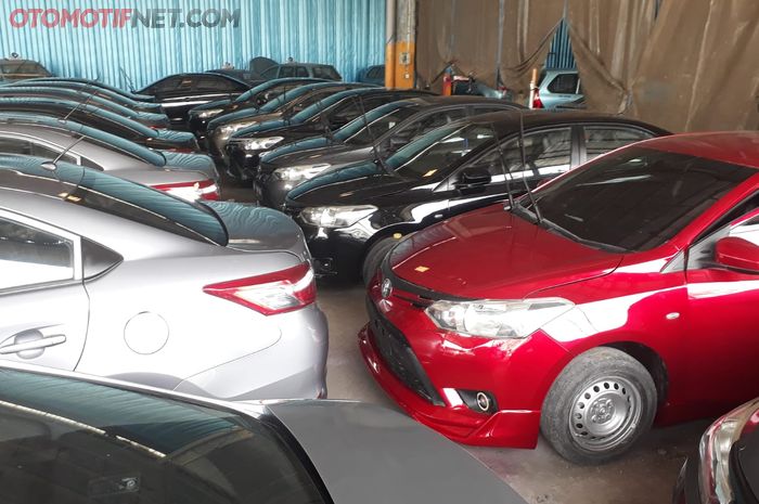 Stok mobil bekas eks taksi di Pool Bluebird Cijantung, Jakarta Timur.