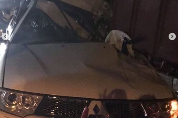 Mitsubishi Pajero Sport atap buyar menyender di pinggir truk