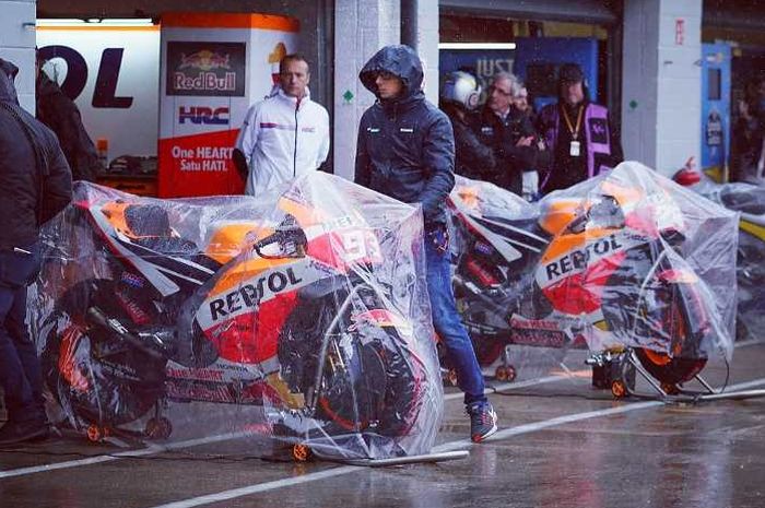 Garasi Repsol Honda di MotoGP Inggris 2018  saat diguyur hujan.