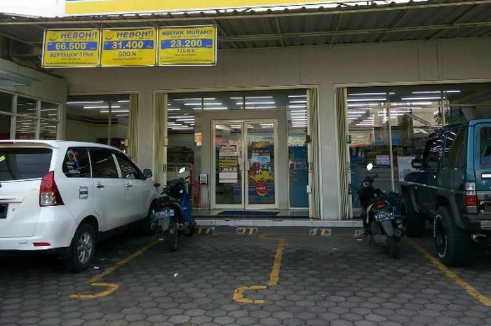 Pemilik mobil tidak punya garasi manfaatkan lahan parkir di sebuah minimarket