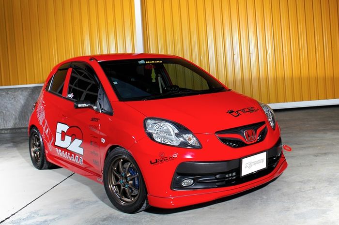 Modifikasi Honda Brio lawas berdandan street racing asal Thailand