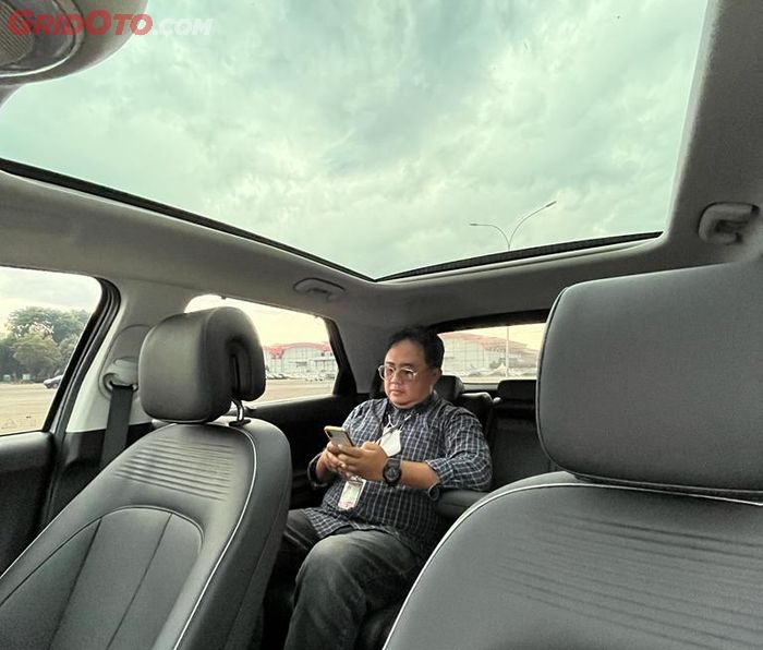 Ada panoramic roof raksasa di bagian plafon Hyundai IONIQ 5, kabin belakang lega