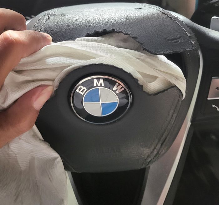 Ilustrasi airbag setelah mengembang