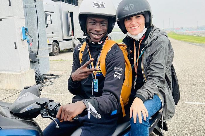 Khaby Lame berpose di atas Yamaha NMAX saat MotoGP Emilia Romagna 2021.
