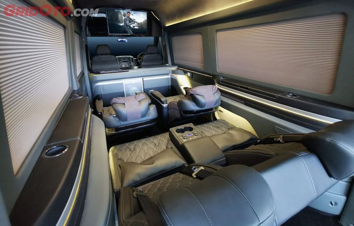 Kabin belakang Mercedes-Benz Sprinter A2 campervan ini hanya cukup untuk 4 orang dewasa
