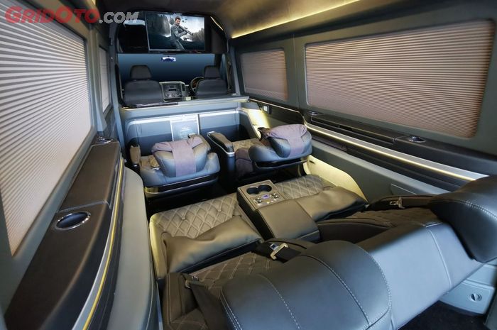 Kabin belakang Mercedes-Benz Sprinter A2 campervan ini hanya cukup untuk 4 orang dewasa