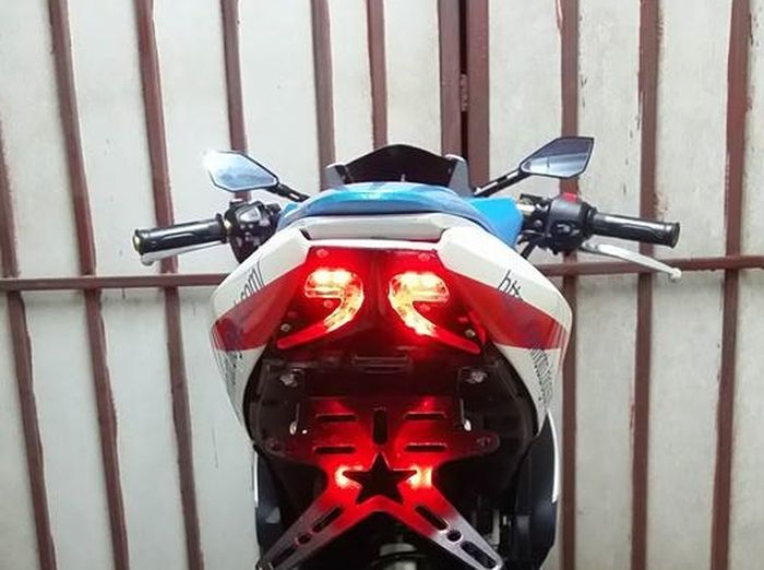 stoplamp-nya pun juga dibuat mirip biar makin sempurna
