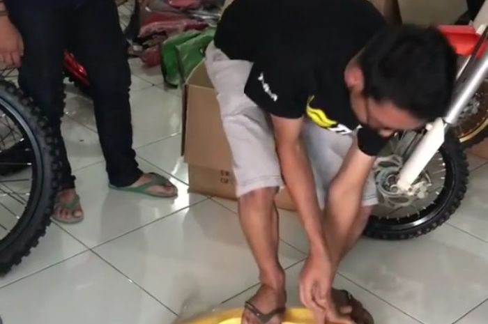 Sepatbor motor yang dites dengan cara diinjak-injak tapi nggak rusak atau patah