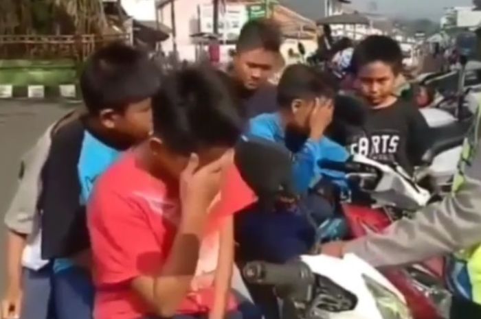 Enam ABG naik motor ketangkep polisi nggak pakai helm dan belum cukup umur malah menangis sesegukan