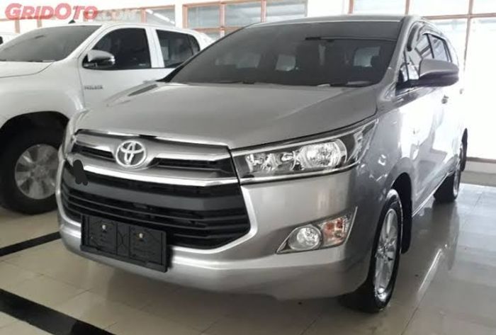 Ilustrasi Toyota Kijang Innova diesel di dealer.