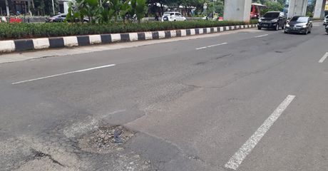 Banyak Jalanan Rusak Pascabanjir, YLKI: Warga Bisa Gugat ke Pemerintah