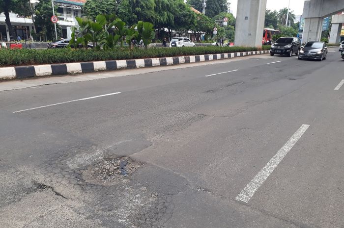 Beberapa lubang lainnya di Jalan Panglima Polim depan Kejaksaan Agung RI.