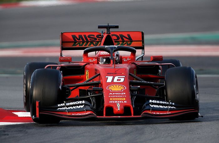 Charles Leclerc dan mobil Ferrari SF90 ketika mengikuti tes pramusim F1 2019