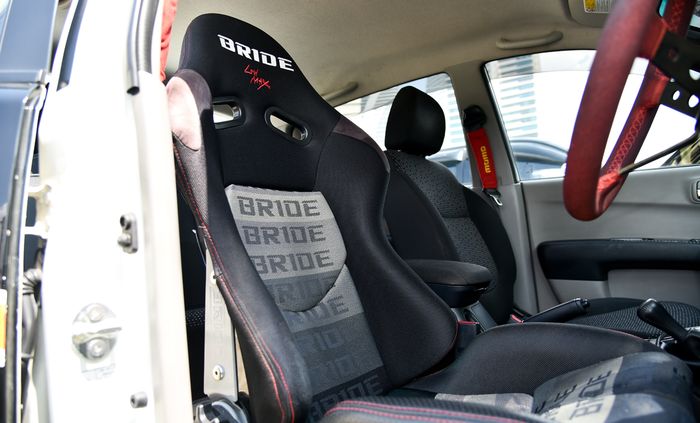 Jok bucket seat lansiran Bride Low Max terpasang di kabin Mitsubishi Triton