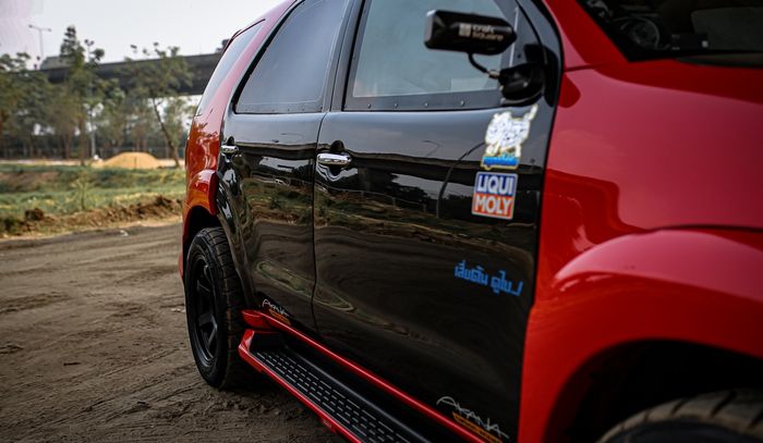 Modifikasi Toyota Fortuner lawas racing dijejali banyak part serat kebon