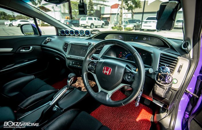 Tampilan kabin modifikasi Honda Civic FB dikemas lebih sporty