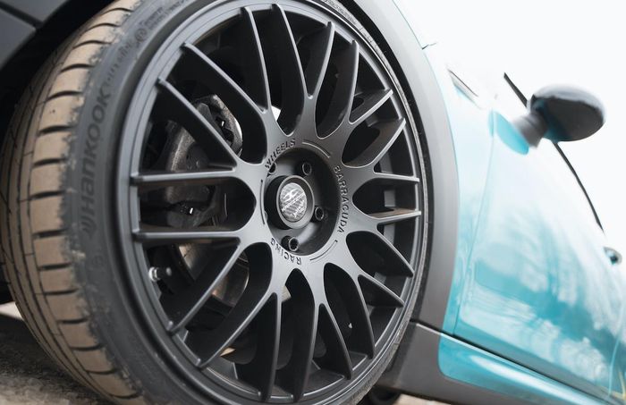 Modifikasi MINI Cooper S Cabrio ditopang pelek Karizzma buatan Barracuda Racing