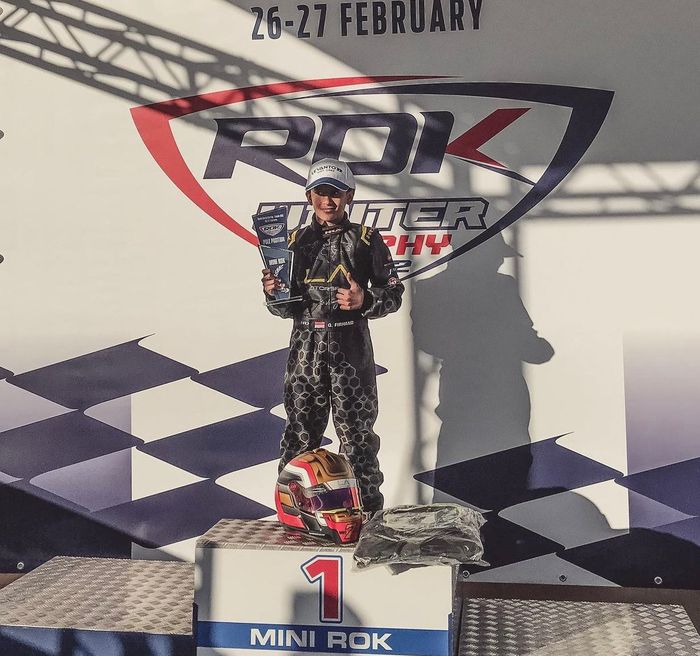 Qarrar Firhand Ali mendapatkan trofi pole position di event balap gokart ROK Winter Trophy 2022 di Sirkuit South Garda Karting, Lonato, Italia