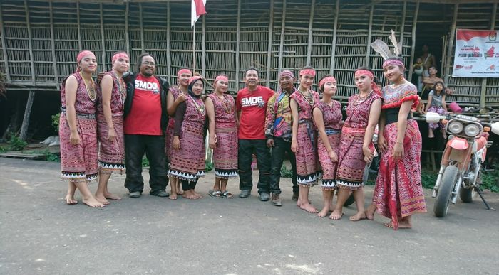 Ekspedisi Memotong Kalimantan 2018. Pose bareng putri suku Dayak Desa'a yang tengah berlatih menari