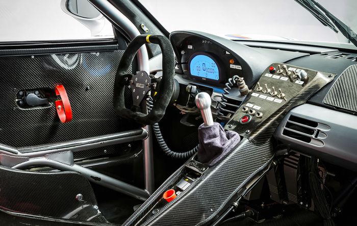 Kabin Porsche Carrera GT sudah diubah layaknya mobil balap