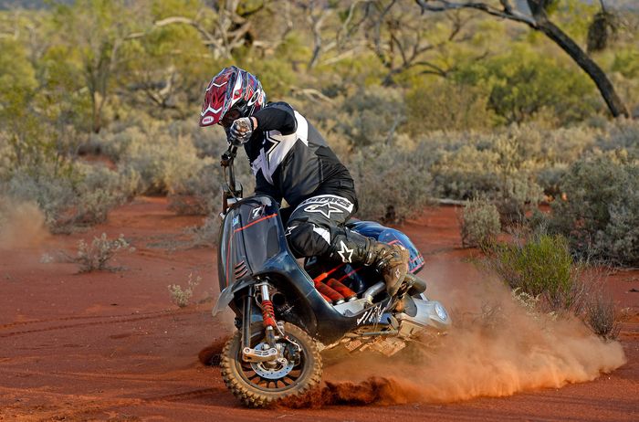 Vespa Sprint 150 I.E. 2015 kustom desert racer dari Supacustom dan Vespa Australia, dilansir oleh www.throttleroll.com.