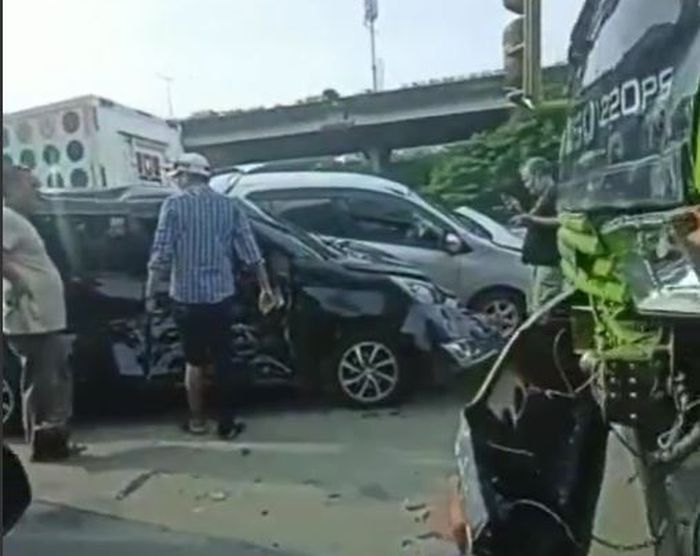 Kerusakan parah pada Daihatsu Sigra dan Toyota Agya di tabrakan beruntun JL RE Martadinata, Tanjung Priok, Jakarta Utara
