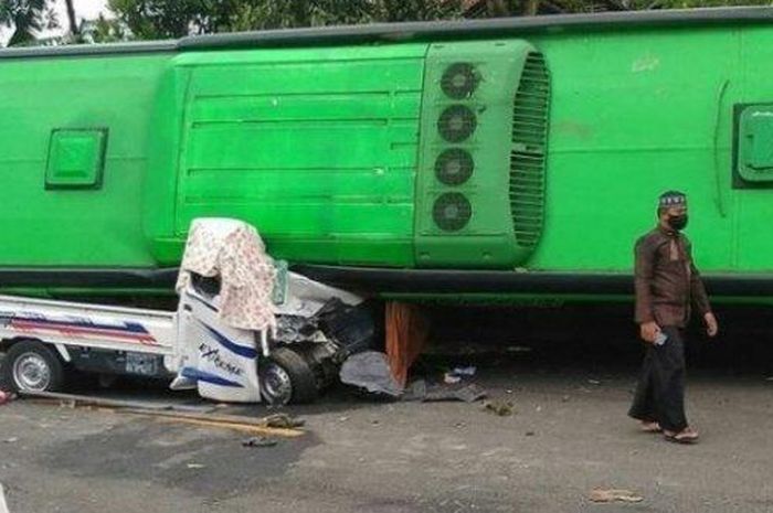 Daihatsu Gran Max tergencet bus pariwisata Razka Putra di Karangpucung, Cilacap, Jawa Tengah, (6/3/21)