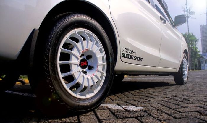 Pelek OZ Neve yang sejatinya untuk rally trek salju, termasuk langka