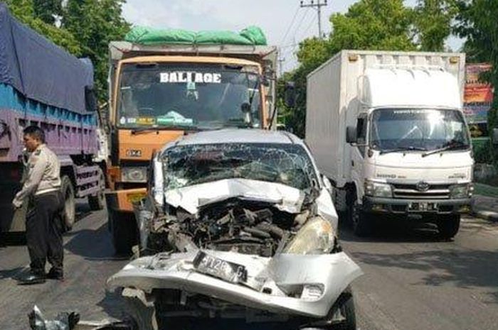 Toyota Avanza hancur berantakan di Lamongan akibat ditabrak truk tronton dalam kondisi jalan macet